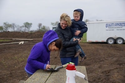 family signing shovel