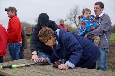 Signing a shovel