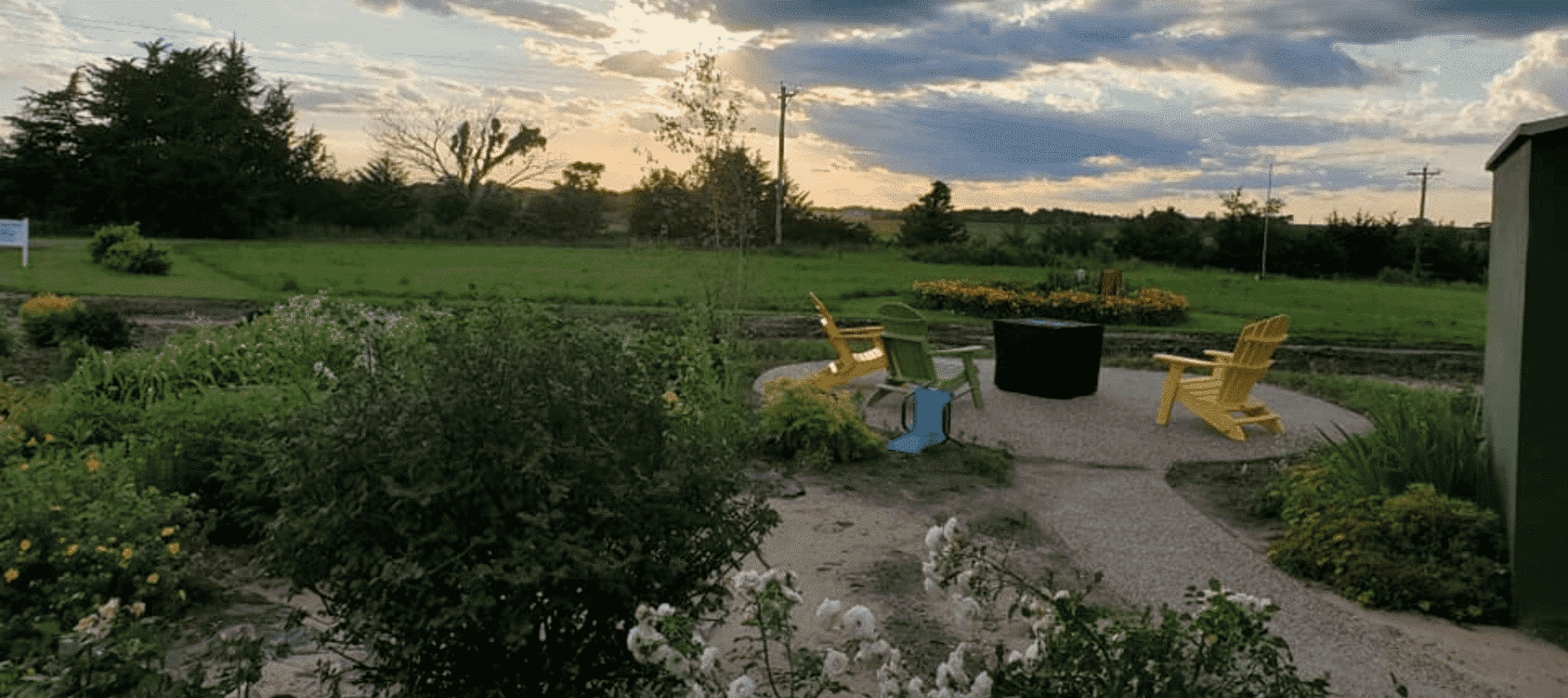 Garden with a circle patio and chairs with an open horizon